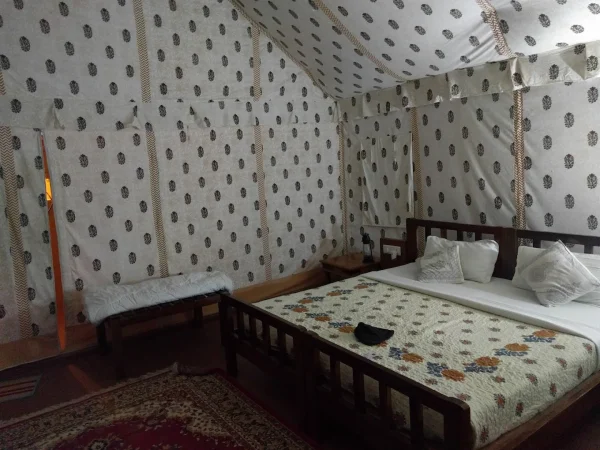 Deluxe Swiss Tent (3)